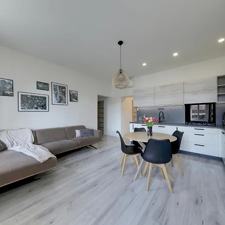 Lovely 2-bedroom In Centre Of Lägenhet